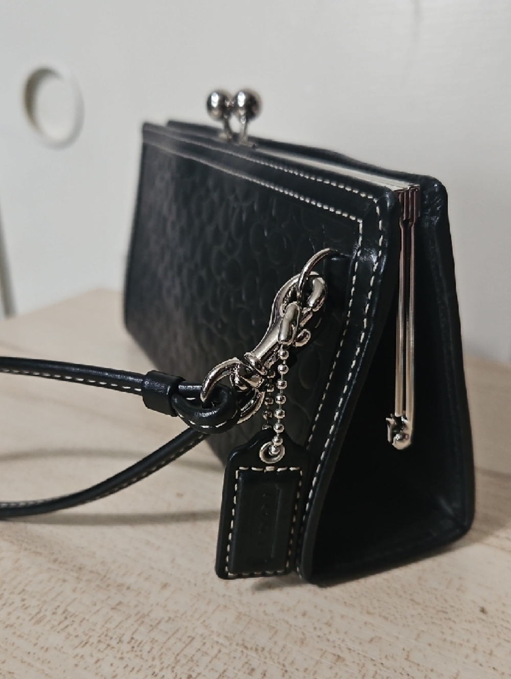 Coach NWOT Y2K Black Embossed Signature Leather Kisslock Wristlet Clutch - Picture 3 of 10